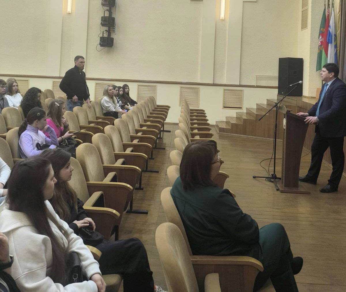 photo 5330572512405951739 y