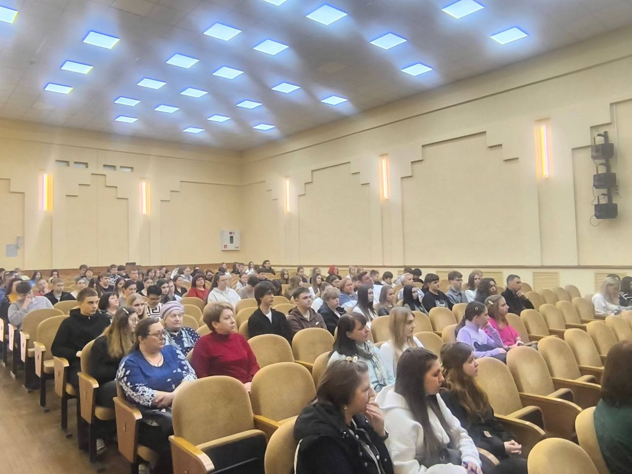 photo 5330572512405951744 y